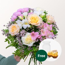 Flower Bouquet FrÃ¼hlingsgrub with vase & 2 Ferrero Rocher
