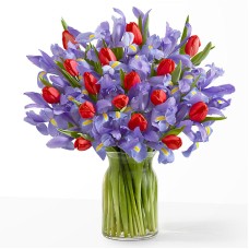 Hugs & Kisses Bouquet (Deluxe with Glass Vase and Chocolates)