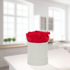 4 red roses in a hat box