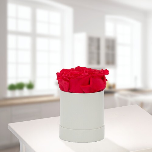4 red roses in a hat box