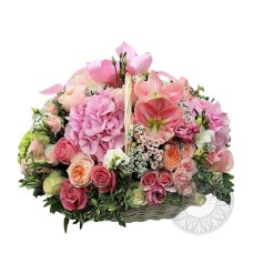 Beautiful pink and white flowers in basket (Basic)