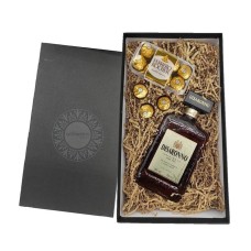 Gift box with Disaronno liqueur and chocolates