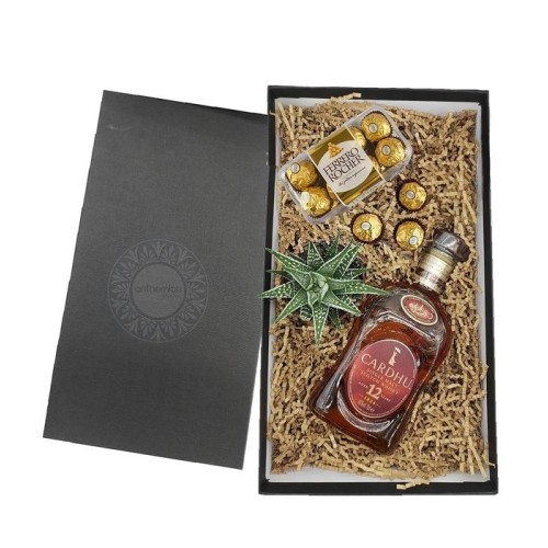Gift box with Cardhu Whiskey and chocolates