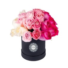 Sweet beauty with roses in black box (Basic)