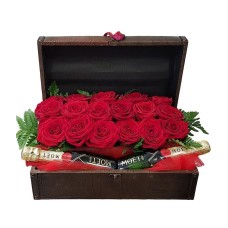 Chest with 16 red roses and 2 Moet