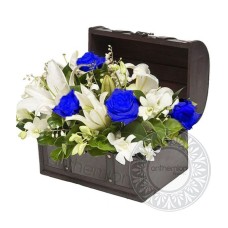 Wooden chest with flowers in white and blue (Basic)