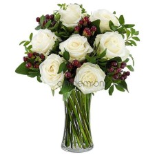 White roses and red hypericum (Basic)