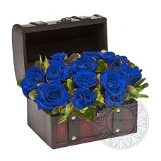 Wooden chest with 12 blue roses (Basic)