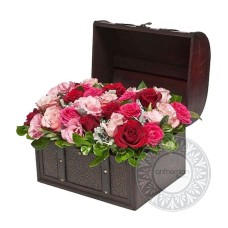 Rose arrangement in wooden chest (Basic)