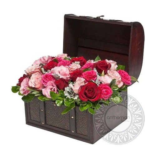 Rose arrangement in wooden chest (Basic)