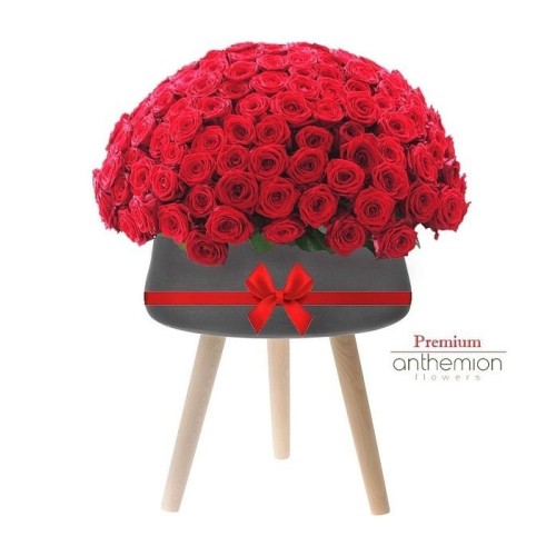 200 roses in a ceramic pot with wooden legs