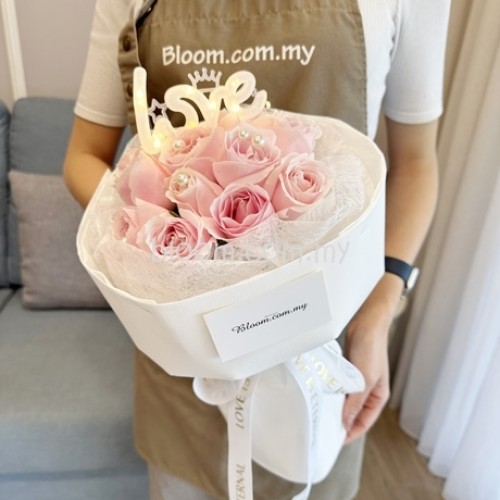 Valentine Hand Bouquet 03