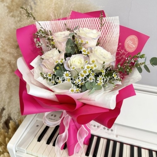 Valentine Hand Bouquet 13
