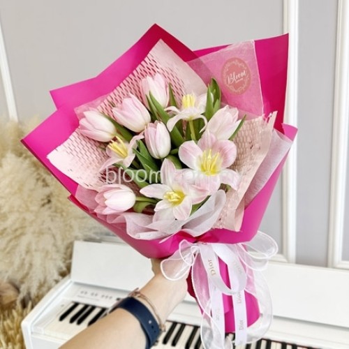 Valentine Hand Bouquet 18