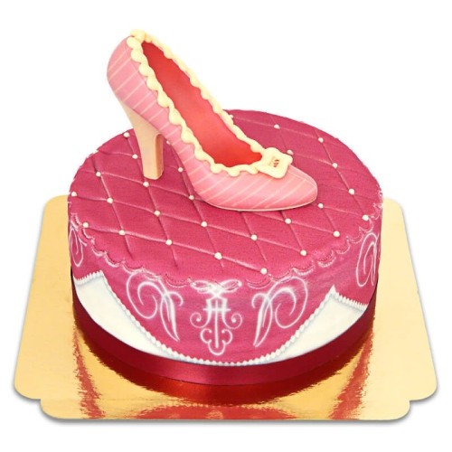 Chocolate pump on pink deluxe cake