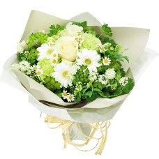 Natural bouquet of white roses