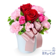 natural arrangement of red roses