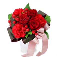Elegant arrangement of red roses