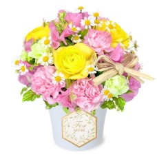 Natural arrangement of ranunculus and sweet pea