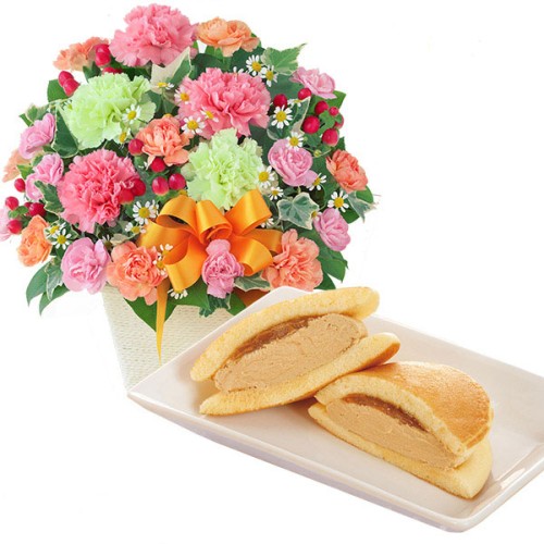 Carnation Mix Arrangement And 10 Pieces (Milk, Cheese, Morinaga Milk Caramel)