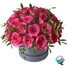 Arrangement of pink roses in hat box (Deluxe)
