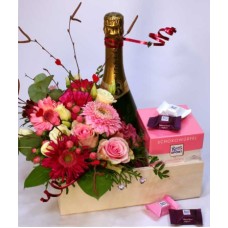 Pink, but not a dream! - Flower bowl with champagne and chocolate (L)