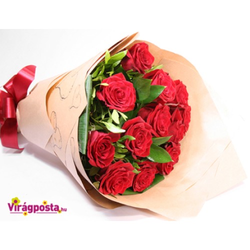 Red roses in a vase (XS)