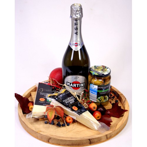 Gourmand cheese plate with champagne