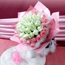 50 Roses 25 White 25 Peach Handbouquet.