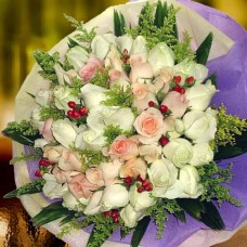 50 Roses 20 White 25 Champagne With 5 White At Center