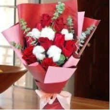 9 Red Roses & Cotton Flowers Handbouquet