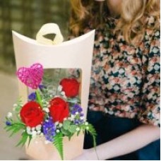 3 Red Roses Arrangement can be carry by hand