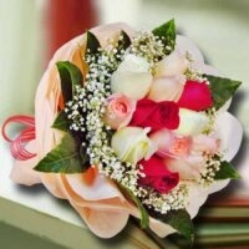 12 Mixed Roses Valentine's Day Handbouquet