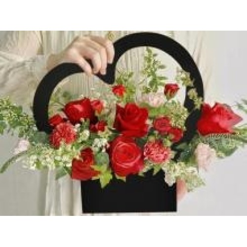 ELEGANT BLACK HEART WITH RED ROSES