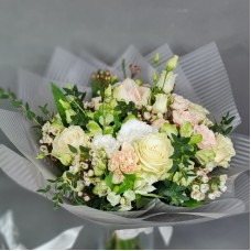 Bouquet of white flowers with roses (Compact)