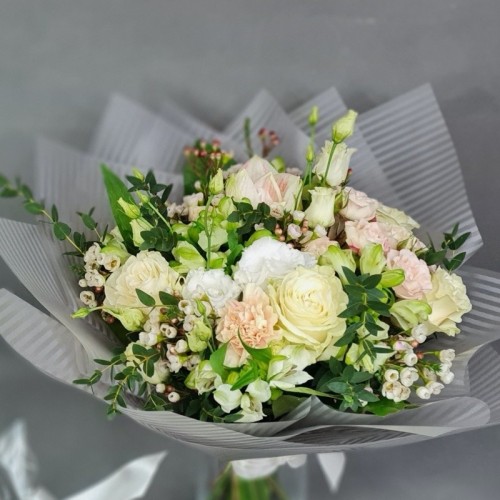 Bouquet of white flowers with roses (Compact)
