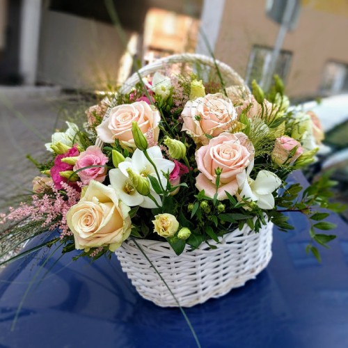Basket with roses and eustoma 