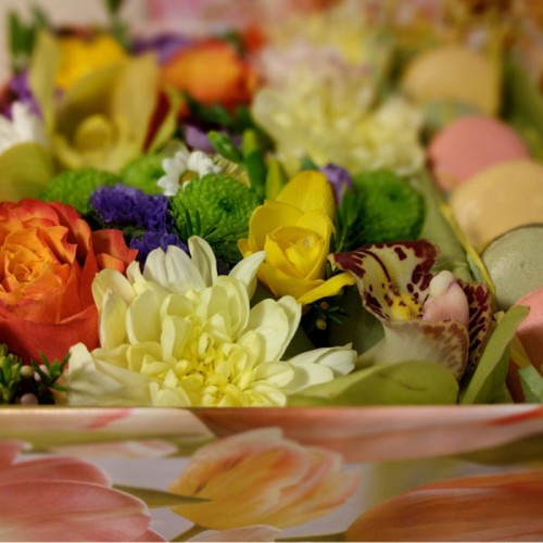 Flowerbox With French Macaroons 02