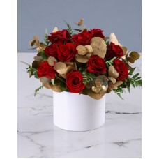 Extraordinary Red Roses In A White Hat Box