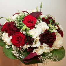 Brudebuket With Roses, Bridal Veil, Calla, Carnations
