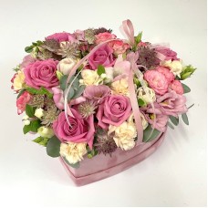 Pink heart of flowers in velvety box (Deluxe)