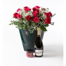 Rose bouquet in red and pink in a gift bag with bubbles
