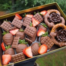 Swiss Chocolate Dipped Strawberries, Mini Bars & Pretzels (12 Strawberry And 6 mini bars And pretzels)