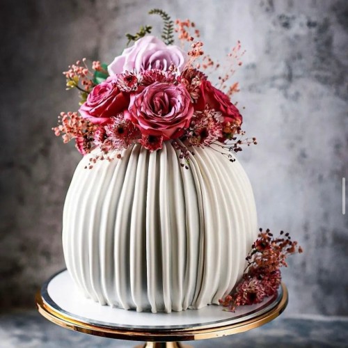 Luxury Floral Vase Cake