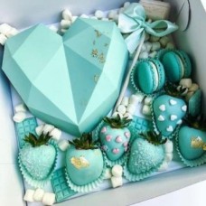 Green Heart Choco-Smash-mini Cake, Macarons & Strawberries