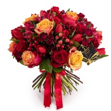 Red roses and tulips like fire in the bouquet (standard)