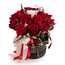 Arrangement with roses in two colors (standard)