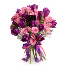 Tulips and mini roses in a spring bouquet (standard)