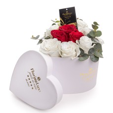 White heart box with romantic roses (deluxe)
