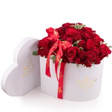White heart box with red roses (deluxe)